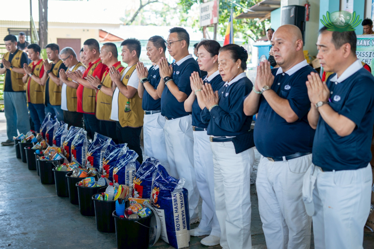 Tzu Chi volunteers and PCCCI members lead a solemn prayer.