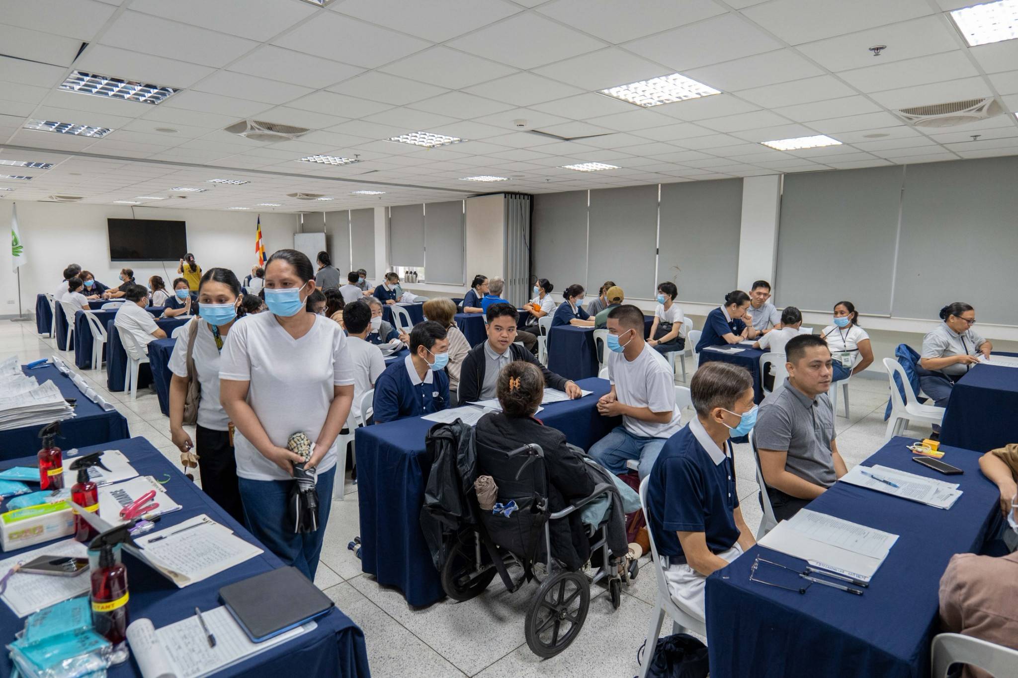 Tzu Chi volunteers carefully conduct panel interviews with applicants from partner colleges and universities. 