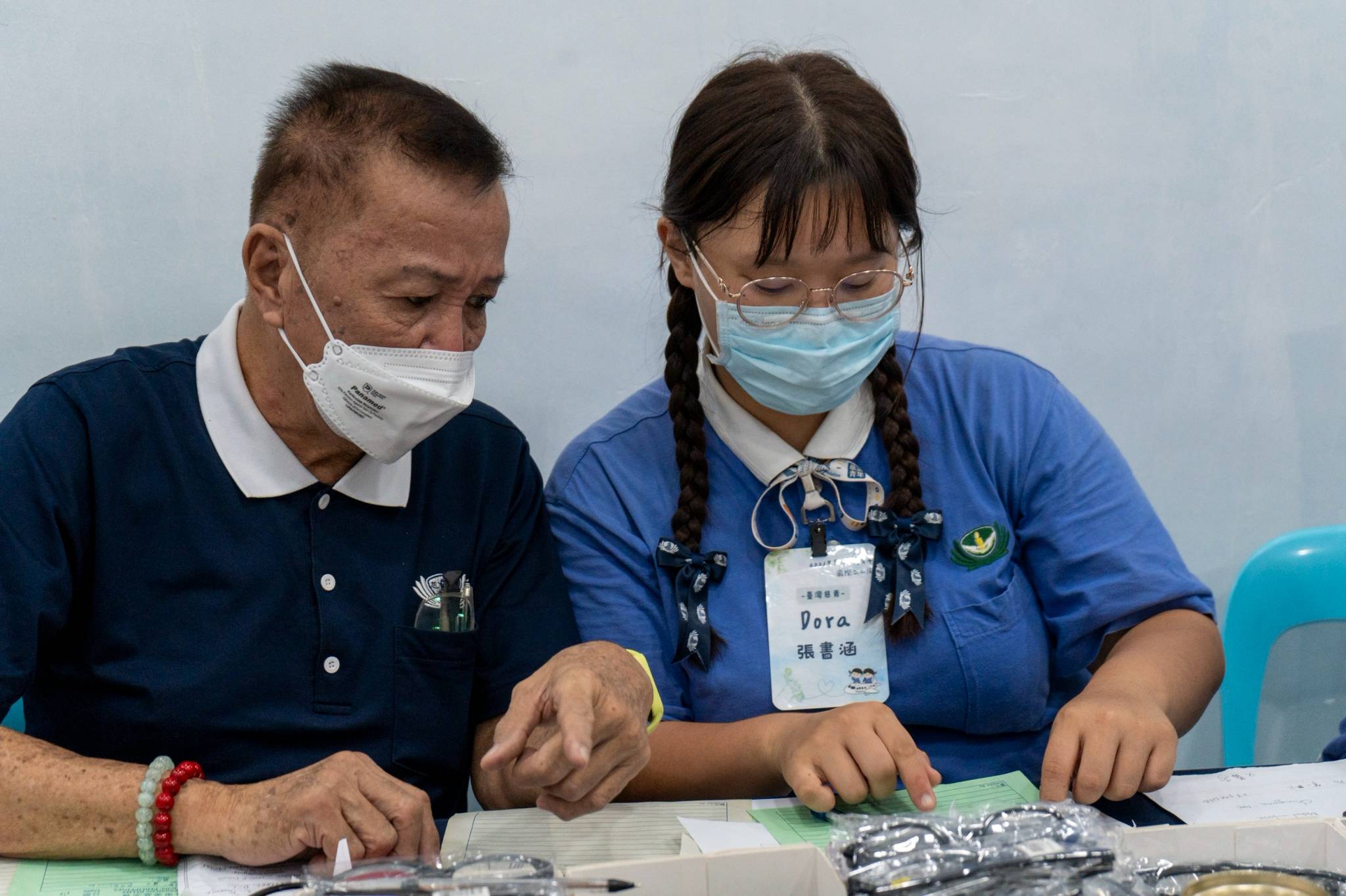 Some Tzu Chings (“compassionate youth”) are assigned to assist in ophthalmology, where they give free reading glasses. 