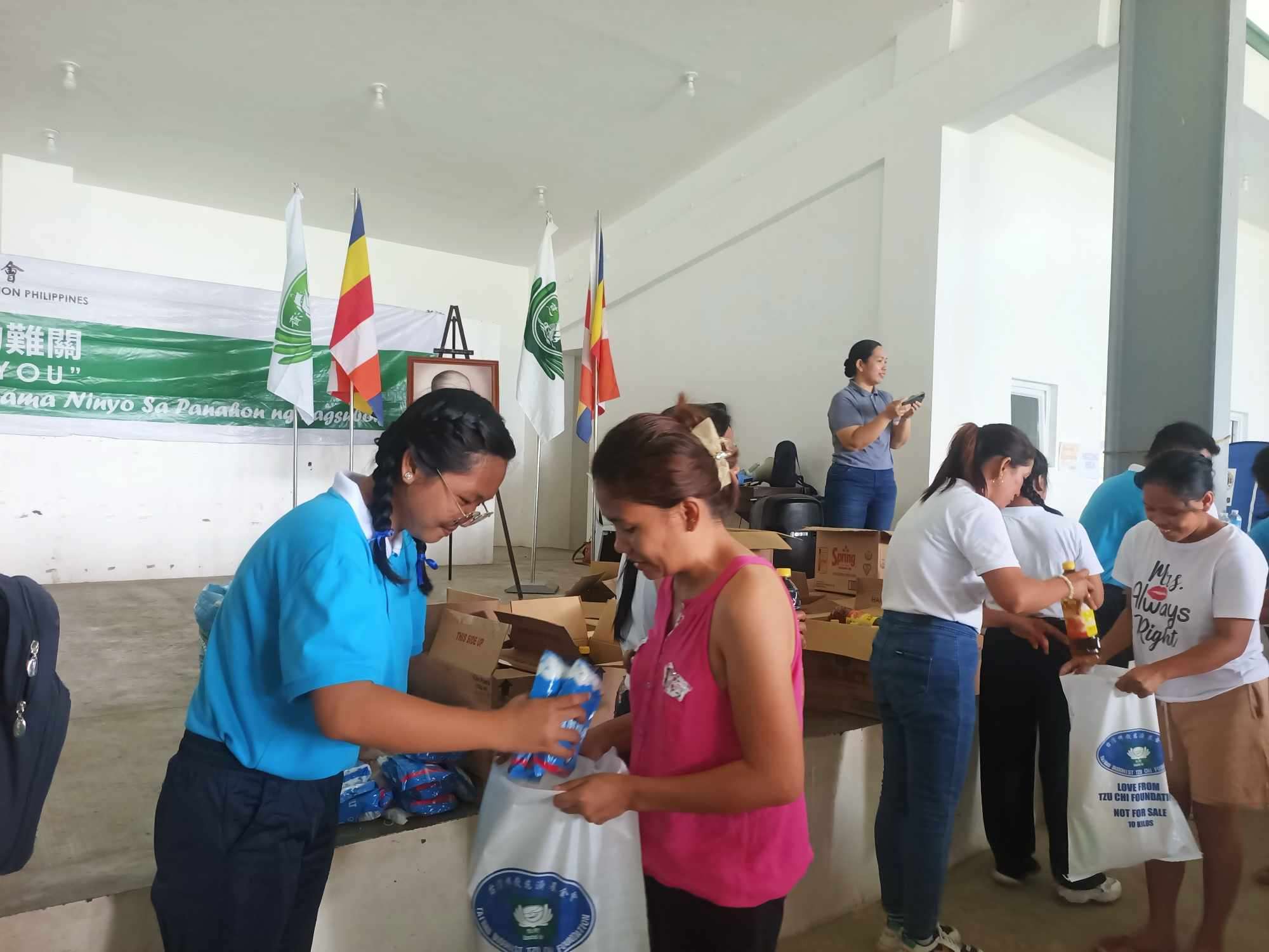Extending a helping hand in times of need, Tzu Chi Bicol scholars, staff, and volunteers came together to distribute essential relief goods to evacuees in Ligao City following the Mayon Volcano eruption in 2024.