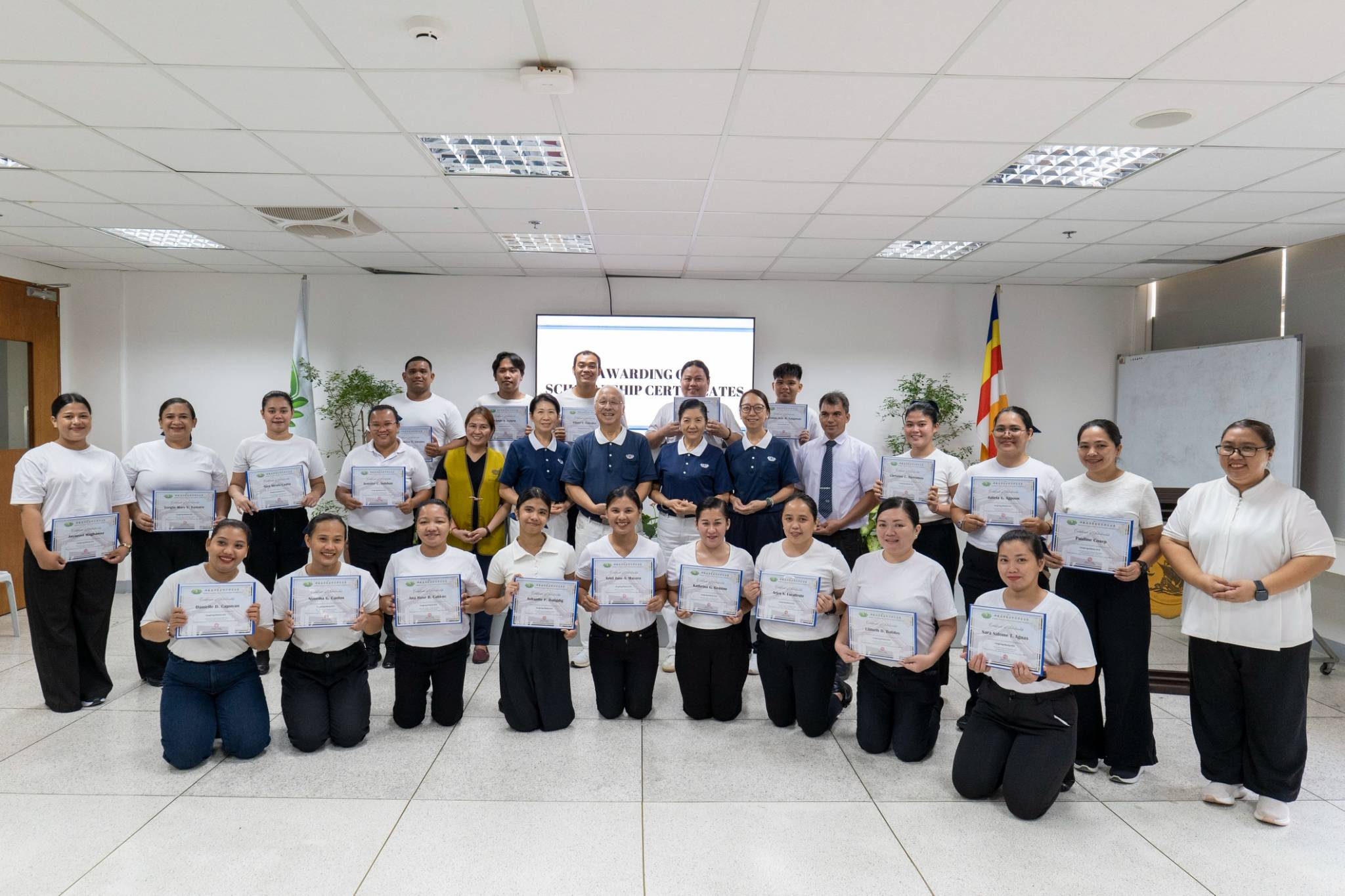 Opening doors to new opportunities, Tzu Chi Foundation grants a total of 25 scholarships to well-deserved Caregiving scholars during the ceremony.