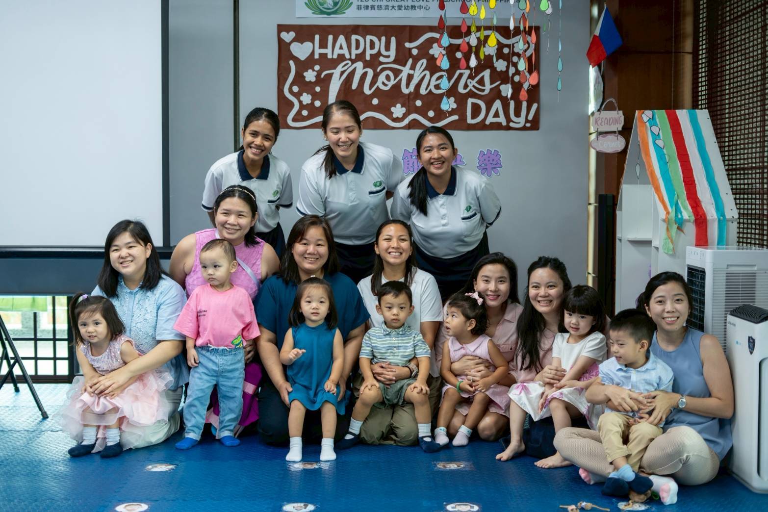 A final group photo captures  the success of the event and shows  the happy faces of everyone who made the activity special. 