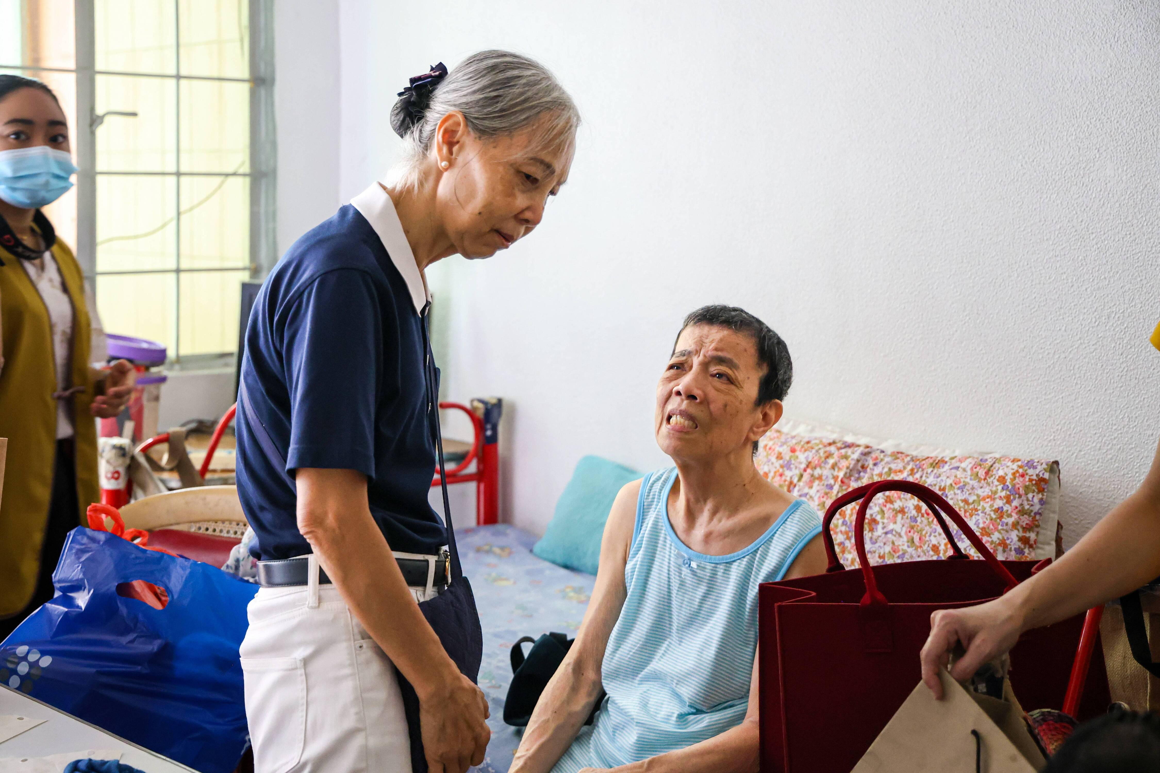 Upon arriving at her new home, Perla expresses concern that some of her belongings may have been left behind. Tzu Chi volunteer Elsa Lee reassures her as they unpack and sort through her things, checking each item to make sure nothing is missing.