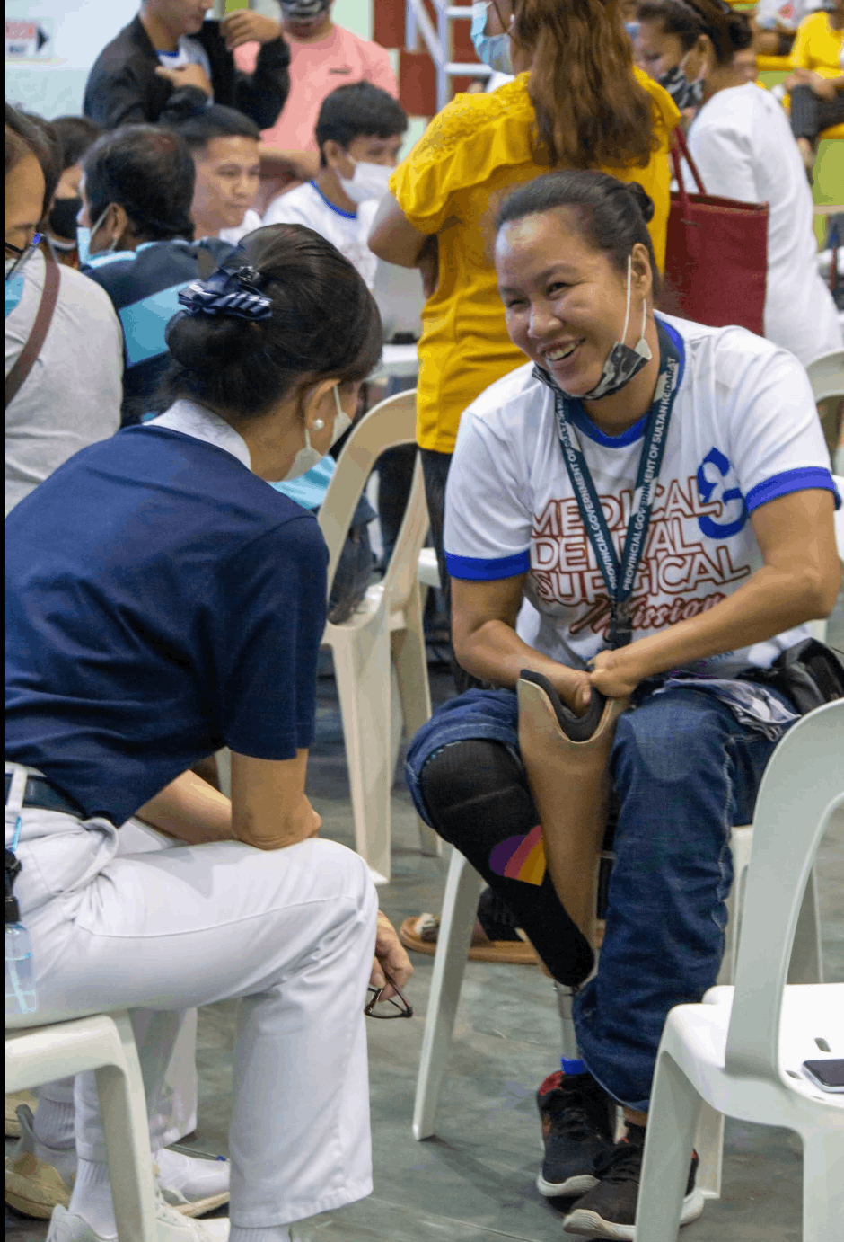 One of the rewards of volunteer work is meeting inspiring individuals like Ma. Fe “Nene” Socias (right). Despite losing her right eye, both hands, and both legs from the knees down in a car accident, she assisted patients during Tzu Chi’s medical mission in Sultan Kudarat in April 2024. 