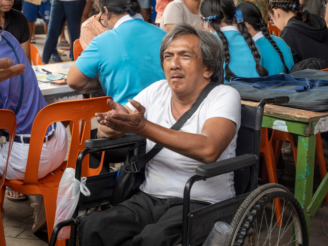 On his first encounter with Tzu Chi, Bienvenido Villamonte, 71, does the sign language performed by the volunteers. “To us underprivileged, this help is a big deal,” he said appreciatively during the fire relief. 