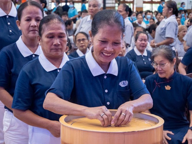 In a moving display of collective generosity, attendees contribute their donations to the bamboo banks, each coin representing their support to Tzu Chi’s mission of compassionate service.