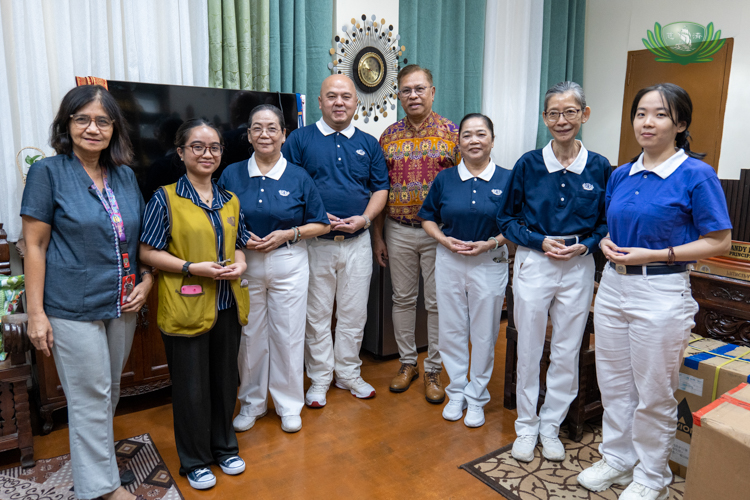 Tzu Chi volunteers and staff pose with school leaders of Padre Gomez Elementary School during the handover of15,000 face masks.
