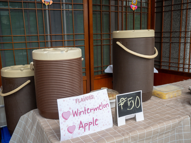 The preschoolers have a tasty and refreshing treat for their customers! Cold drinks come in two flavors: winter melon, and apple.