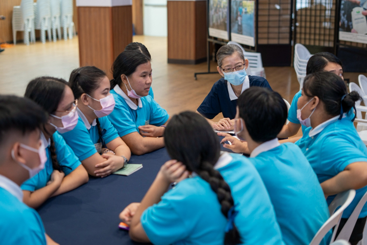 After the lecture and fire simulation activity, scholars gather for a group discussion moderated by a Tzu Chi volunteer.