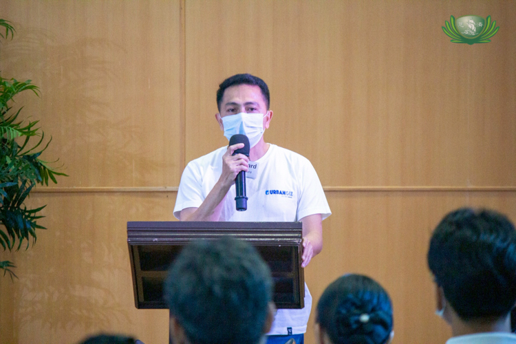 Guest speaker Richard Lumbera shares his experience as medical assistance beneficiary. Through Tzu Chi’s timely intervention, the cardiac patient underwent mitral and aortic valve surgery in 2022, and was fitted with an Implantable Cardioverter Defibrillator in September 2025. 