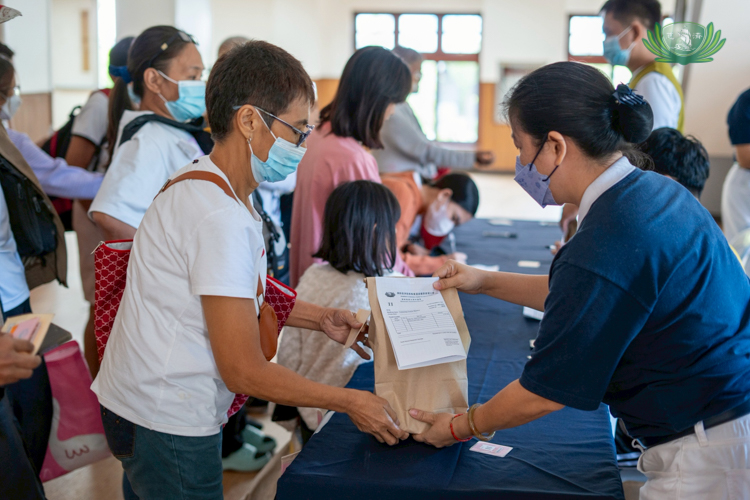 Medical assistance beneficiaries receive their maintenance medicines from Tzu Chi volunteers.