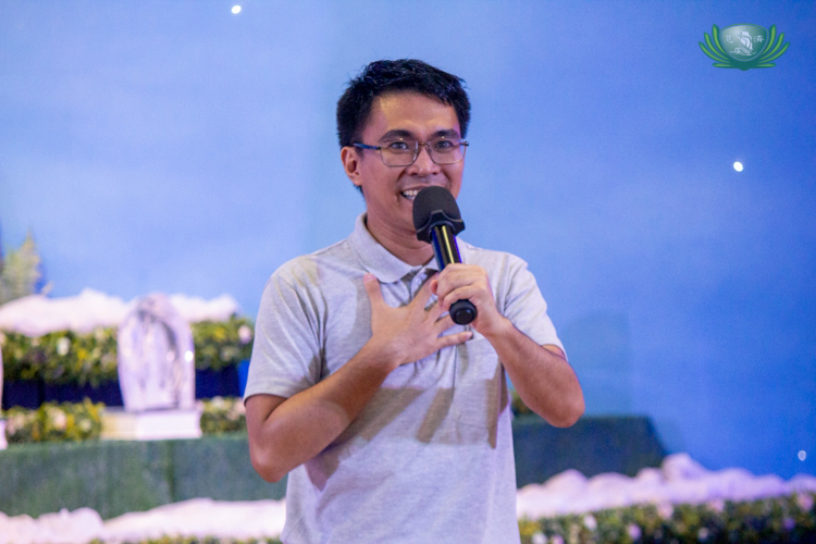 Drawing from experience, former Tzu Chi Youth Alumnus Albert Briongos encourages participants to make the most of their time with their parents in a touching talk on filial piety.