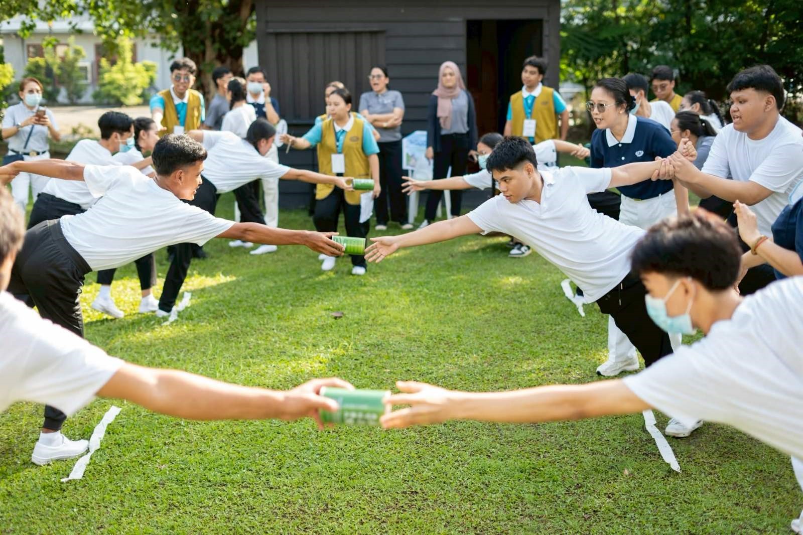 在「靜靜伸出援手」遊戲中,學員們靠彼此合作與信任,克服障礙完成任務,象徵慈濟在人們最無助時伸出援手,也培養彼此信賴與團隊精神。