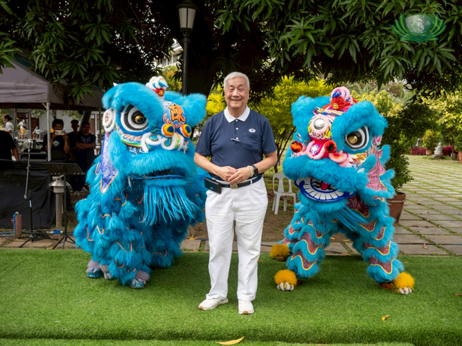 After an auspicious lion dance from Tiong Se Academy, Tzu Chi Foundation Philippines CEO Henry Yuñez joins the performers on stage. 