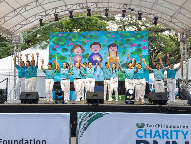 Tzu Chi Scholars’ Chorale performs the “Children of the Earth” sign language during the after-race program.