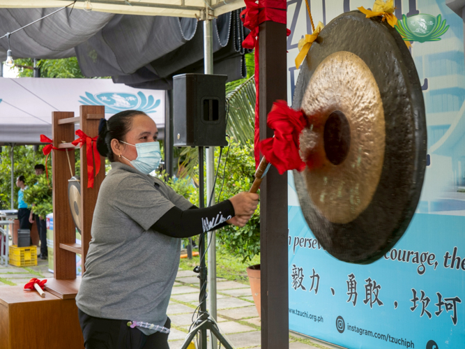 Each strike of the gong means a P100 donation made for Tzu Chi General Hospital’s construction.