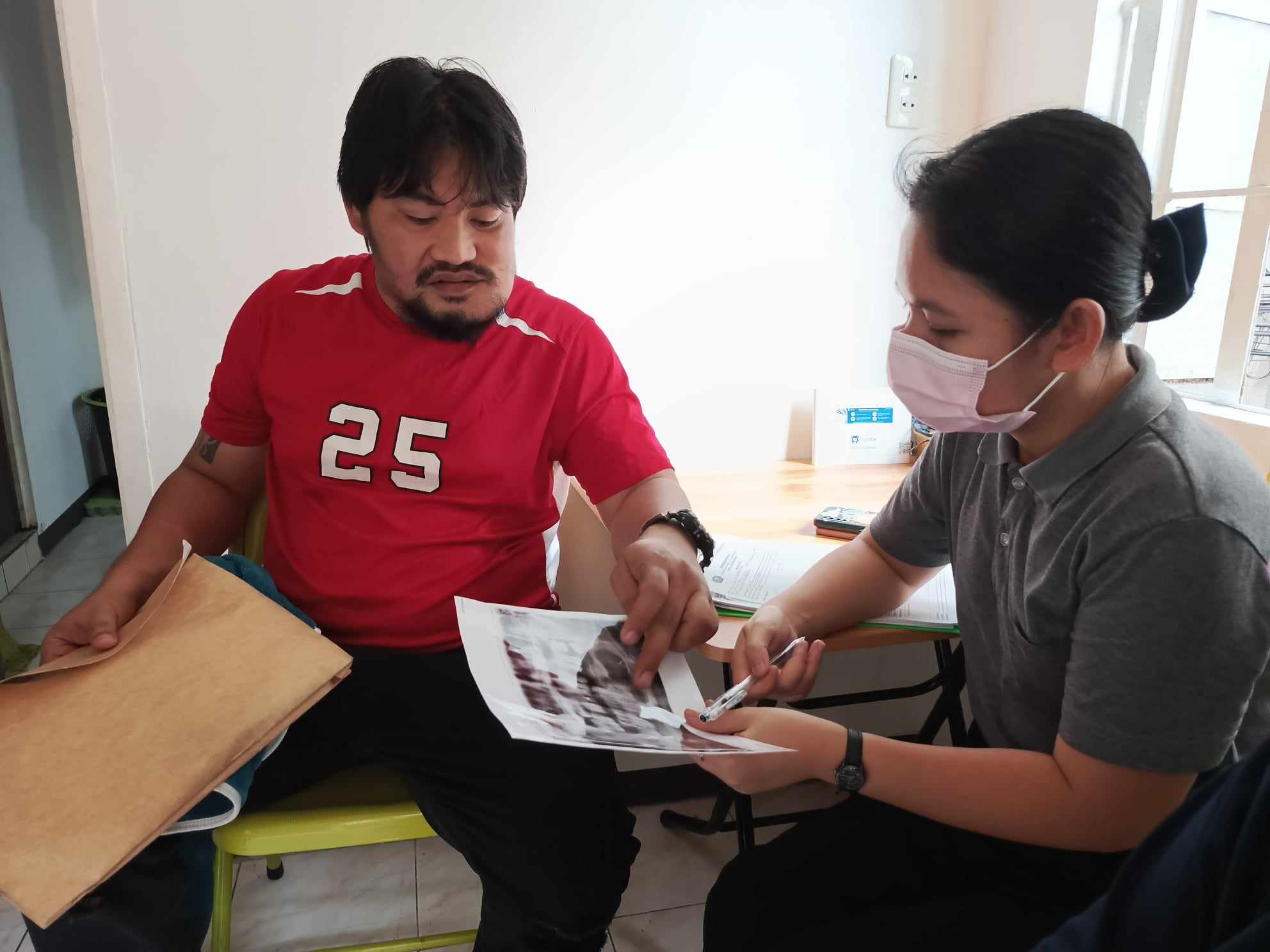 During a home visit on May 28, 2024, Tzu Chi representatives learned that his monthly living expenses exceed his salary, leaving him without sufficient savings to cover the remaining costs of his surgery.