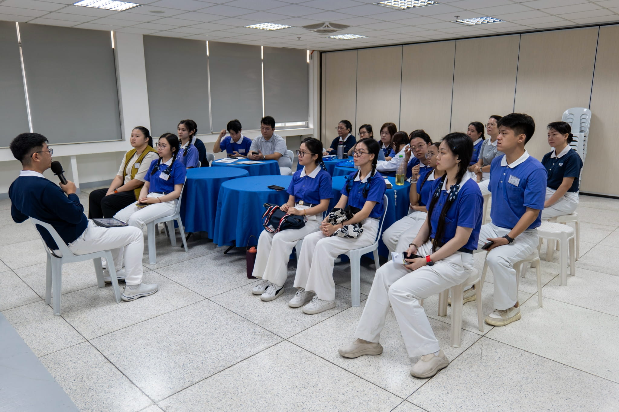 Tzu Chi volunteer Kinlon Fan (left) discusses TCY’s role in the foundation with TCY members.