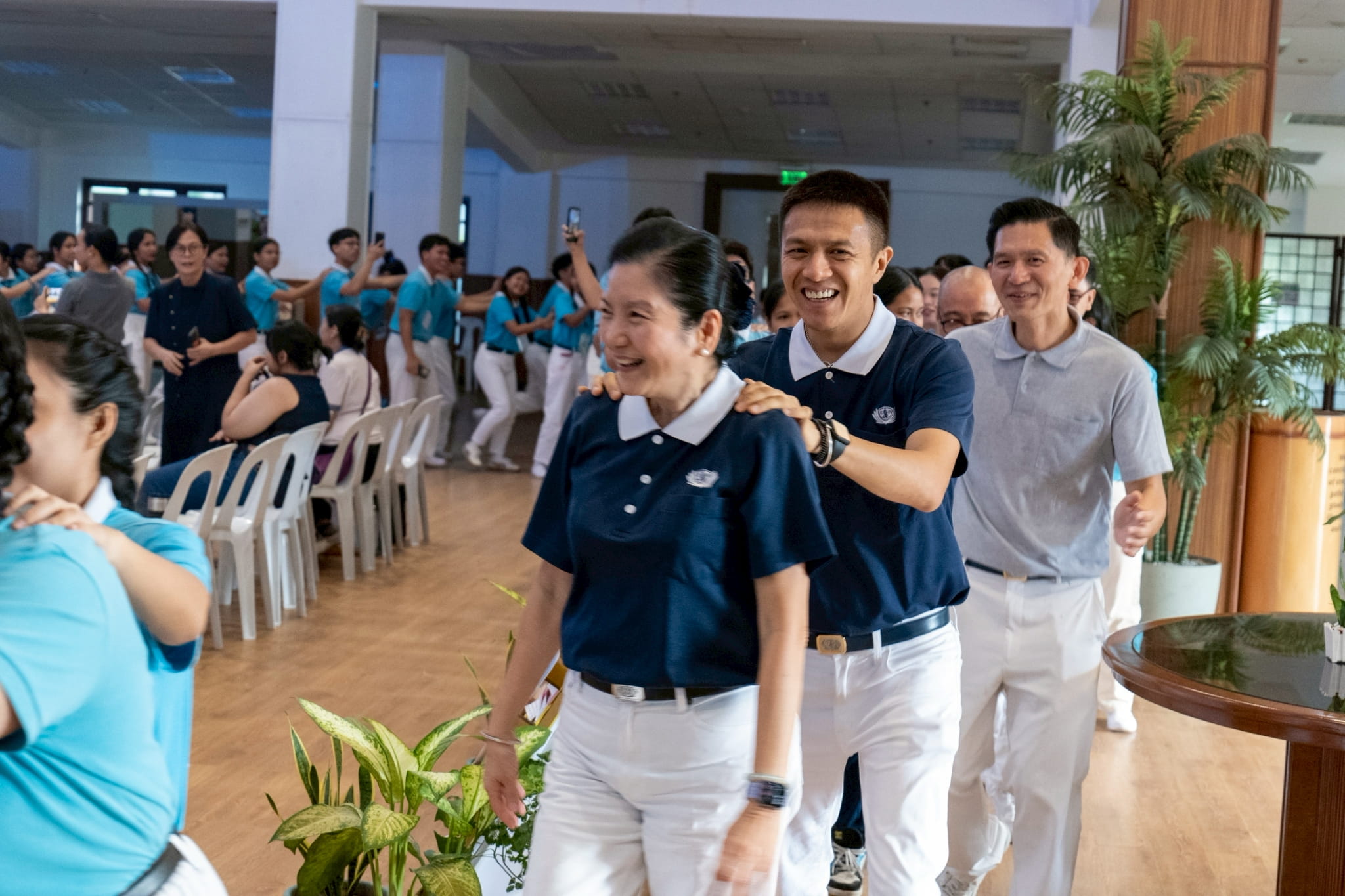 Participating in the lively single-file dance for “Pulling the Ox Cart,” Rosa So is followed by Tzu Chi Zamboanga Deputy OIC Harvey Yap and Tzu Chi Malaysia volunteer Sonny Cheah.