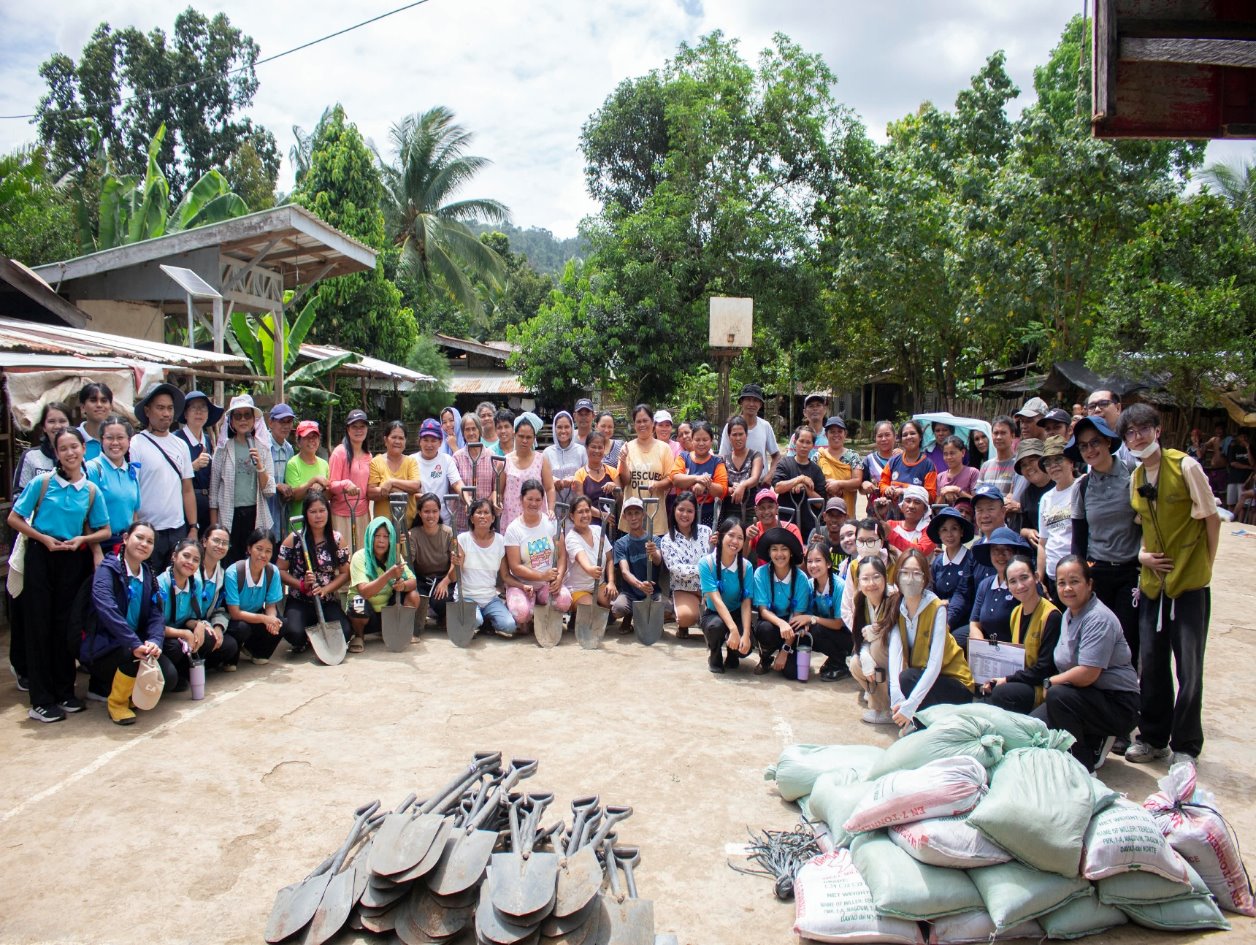 All smiles at Barangay Gupitan, Kapalong, Davao del Norte, where 98 Ata Manobo farmers receive shovels and banana seedlings / Photo courtesy of Tzu Chi Davao.