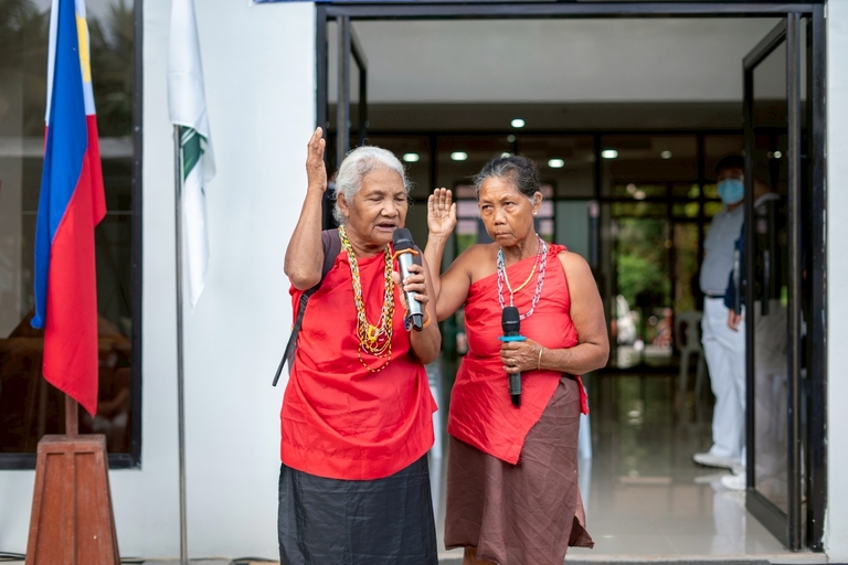 The Alangan Mangyan tribal leaders of the Indigenous Peoples opened the medical mission with a ritual and prayer spoken in their native dialect.