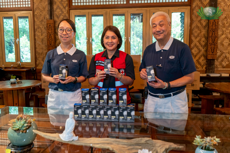 Philippine Red Cross Secretary General Dr. Gwendolyn Pang (center) receives donated Panasonic light bulbs from Tzu Chi Philippines Deputy CEO Peggy Sy Jiang (left) and Tzu Chi Philippines CEO Henry Yuñez.