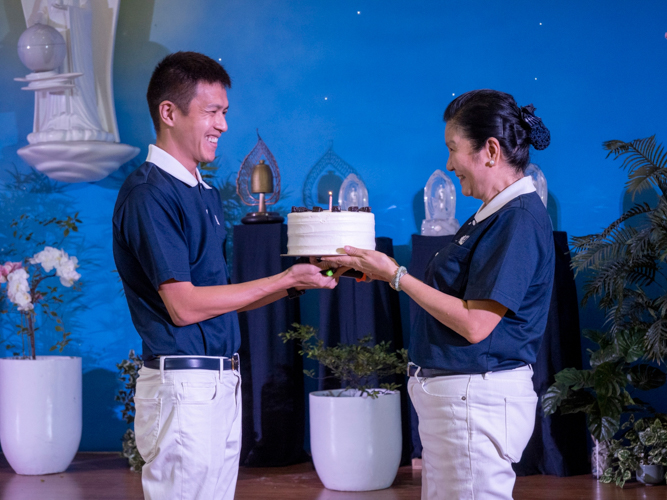 Before his talk “Making A Difference: Volunteerism as a Way of Life,” Tzu Chi Zamboanga’s Harvey Yap (left) presents Tzu Chi Education Committee Head Rosa So with a cake for her birthday.