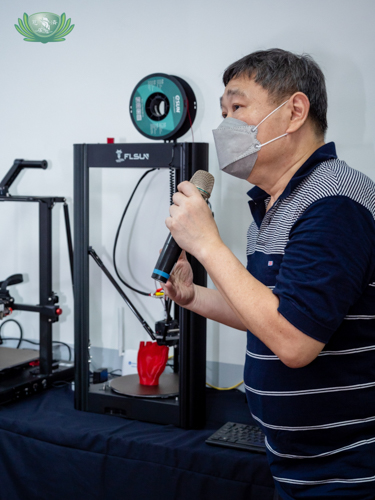 Past President Martin Lim (Rotary Club of Valenzuela) explains how the 3D printing machines work.【Photo by Daniel Lazar】