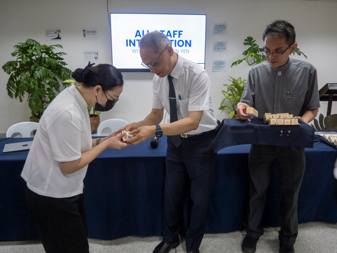 Tzu Chi staffers receive tokens from Tzu Chi Taiwan CEO Po-wen Yen and Sean Tan, special assistant to the CEO. 