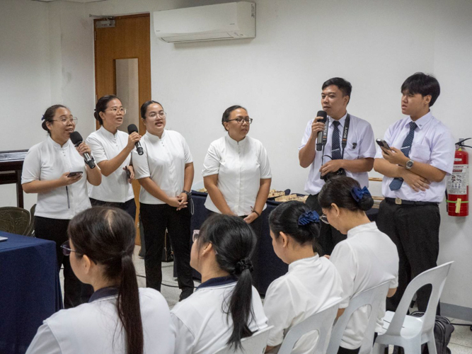 Staffers serenade Tzu Chi CEO Po-wen Yen with the inspirational song “When You Believe.” 