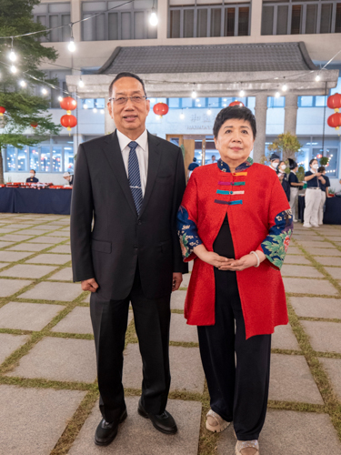 Honorary Members Overall Convenor Ambassador Francis Chua (left) and his wife Betty were the guests of honor at the Honorary Members Chinese New Year Get-Together on February 3 at Buddhist Tzu Chi Campus in Sta. Mesa, Manila. 【Photo by Matt Serrano】