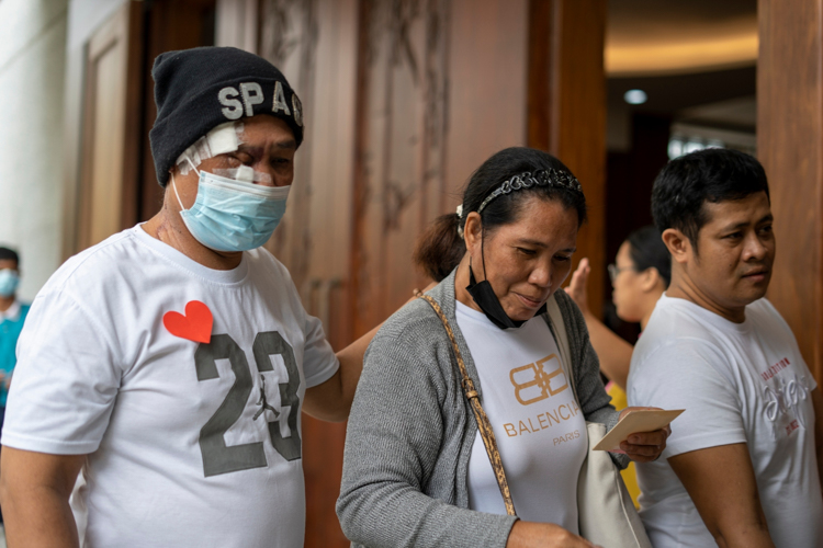 At Tzu Chi’s last quarterly Charity Day for 2024 for medical assistance beneficiaries on December 8, Alejandro Campaña Jr. (left) was accompanied by his wife Esther to claim two 10-kg sacks of rice and a bag of groceries. 