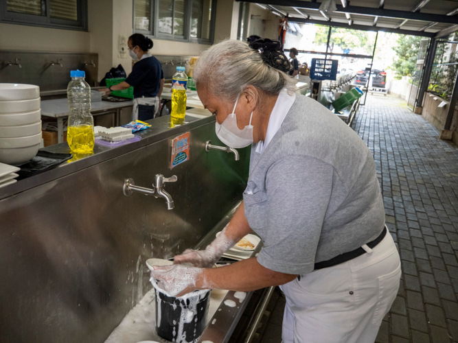 The members of Fiesta Verde's dishwashing group are the first persons in and last persons out of the two-day event.【Photo by Matt Serrano】