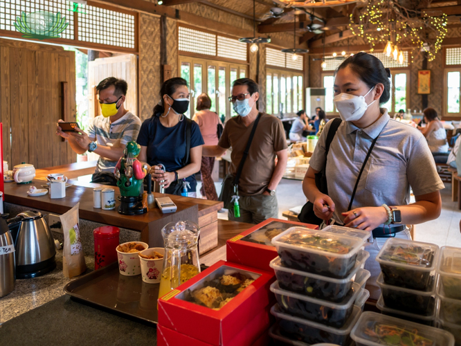 Guests line up at the coffee shop counter to order some refreshments or purchase more veggie dishes. 【Photo by Daniel Lazar】