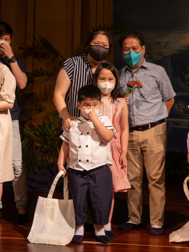 Tzu Chi preschooler Aidan Ongcarranceja (front) poses with his sister Audrey and their parents Mabel and Andre. 【Photo by Jeaneal Dando】