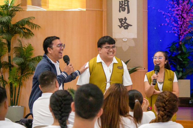 Dillon Gonzales (left) shares a light moment with alumni homecoming hosts Paolo Nicole Santos and Jovielyn Pichuela (in Tzu Chi vests). 