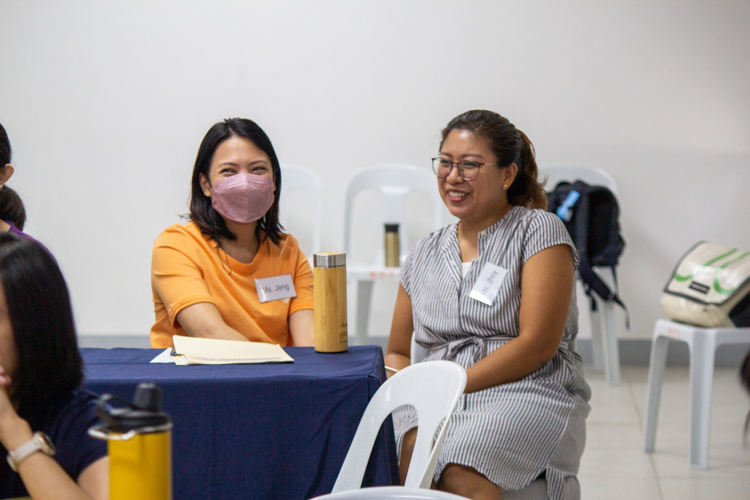 Former Tzu Chi scholars Jennielyn “Jeng” de Dios (left) and Jhoy Sarmiento chat before the start of Tzu Chi’s Mock Interview and Career Talk activity. Both were invited to conduct mock job interviews with graduating Tzu Chi scholars. 【Photo by Marella Saldonido】