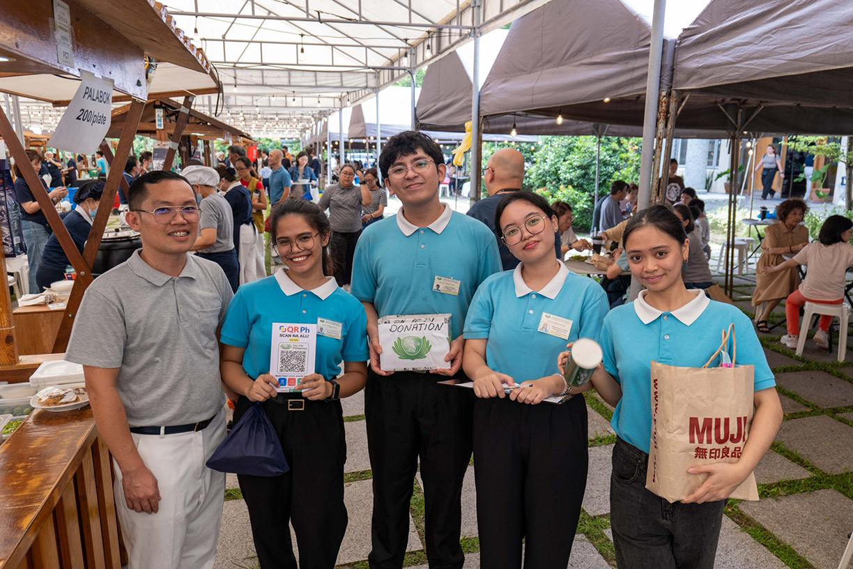 Going above and beyond: Tzu Chi scholars tirelessly roamed the Plaza, Harmony Hall, and Unity Hall on Day One, inviting guests to make a donation, and presenting handcrafted fuzzy wire flowers to generous donors as tokens of deep appreciation.
