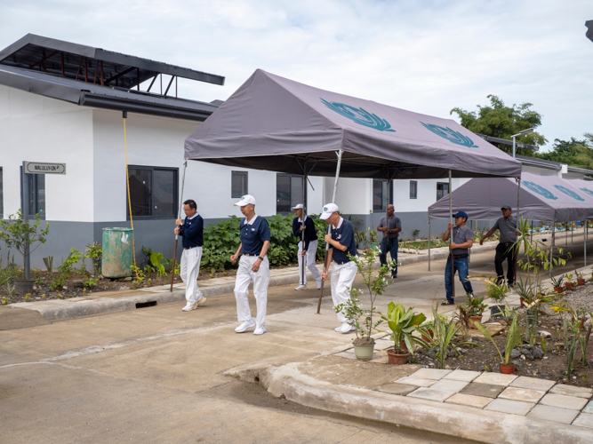 The tents used during the turnover ceremony were carried by Tzu Chi volunteers and staff.