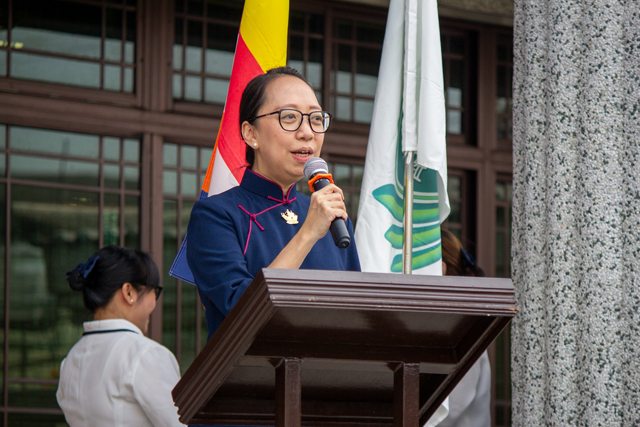 Tzu Chi Philippines Deputy CEO Peggy Sy Jiang delivers the opening remarks, welcoming guests to the ceremony.