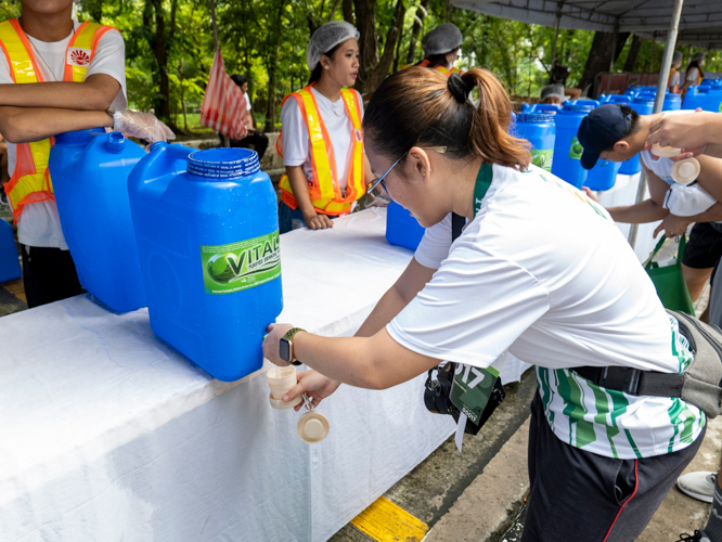 Runners drank out of collapsible wheat straw cups. Because of these reusable cups, were no single-use plastic or paper cups littered on the road. 