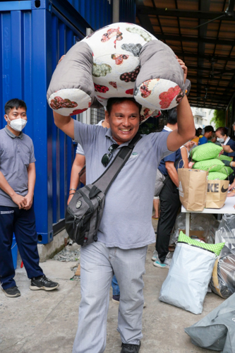 Sonny Cruz carries a giant teddy bear he purchased from the rummage sale. 【Photo by Matt Serrano】