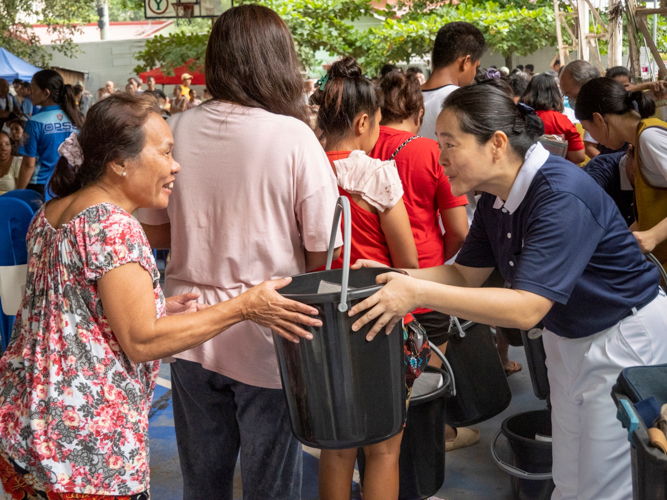 A volunteer’s cheerful assistance eases this woman’s woes. 