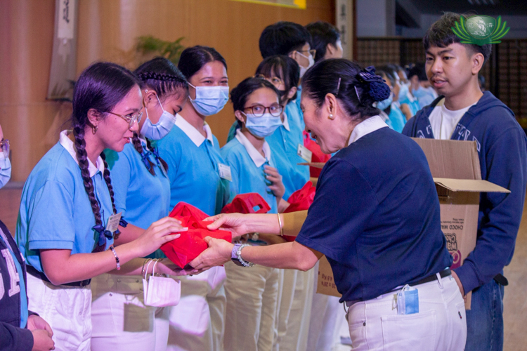 Tzu Chi Education Committee Head Rosa So (right, foreground) distributes gifts to December celebrants.