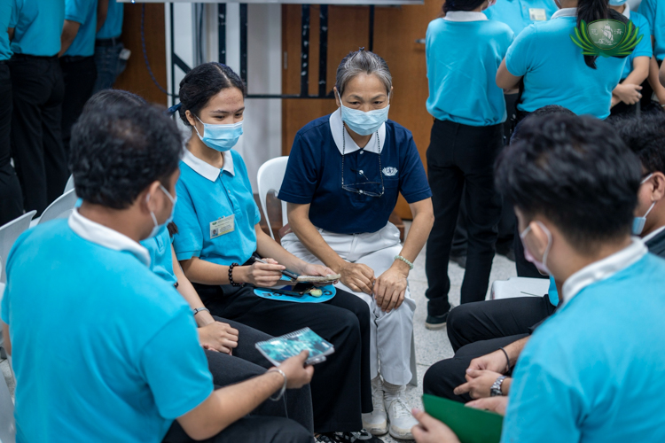 A Tzu Chi volunteer helps scholars summarize their learnings following resource person Darwin Soriano’s talk. 