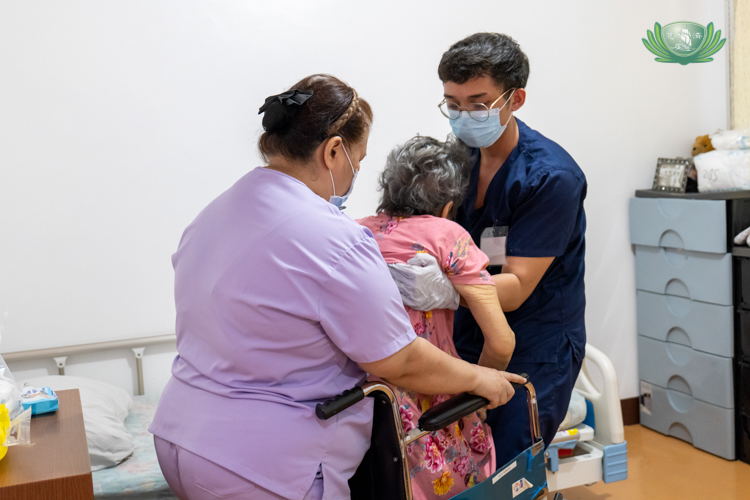 On-the-job training at La Verna Aged Care Institute Inc. allowed James Llenos and other Tzu Chi scholars to apply their knowledge and skills on actual patients.