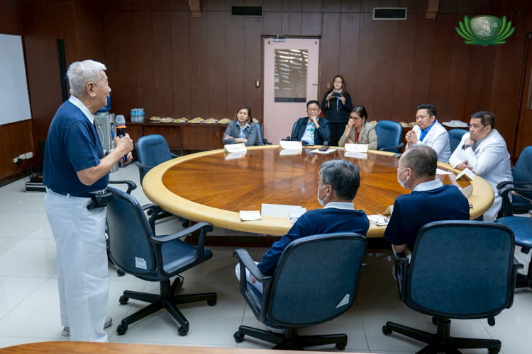 There are many stories to tell in a relationship of close to 30 years. Tzu Chi Philippines CEO Henry Yuñez (standing) shares how he used to purchase medicines for EAMC patients and distribute them with the help of the hospital’s staff and nurses.