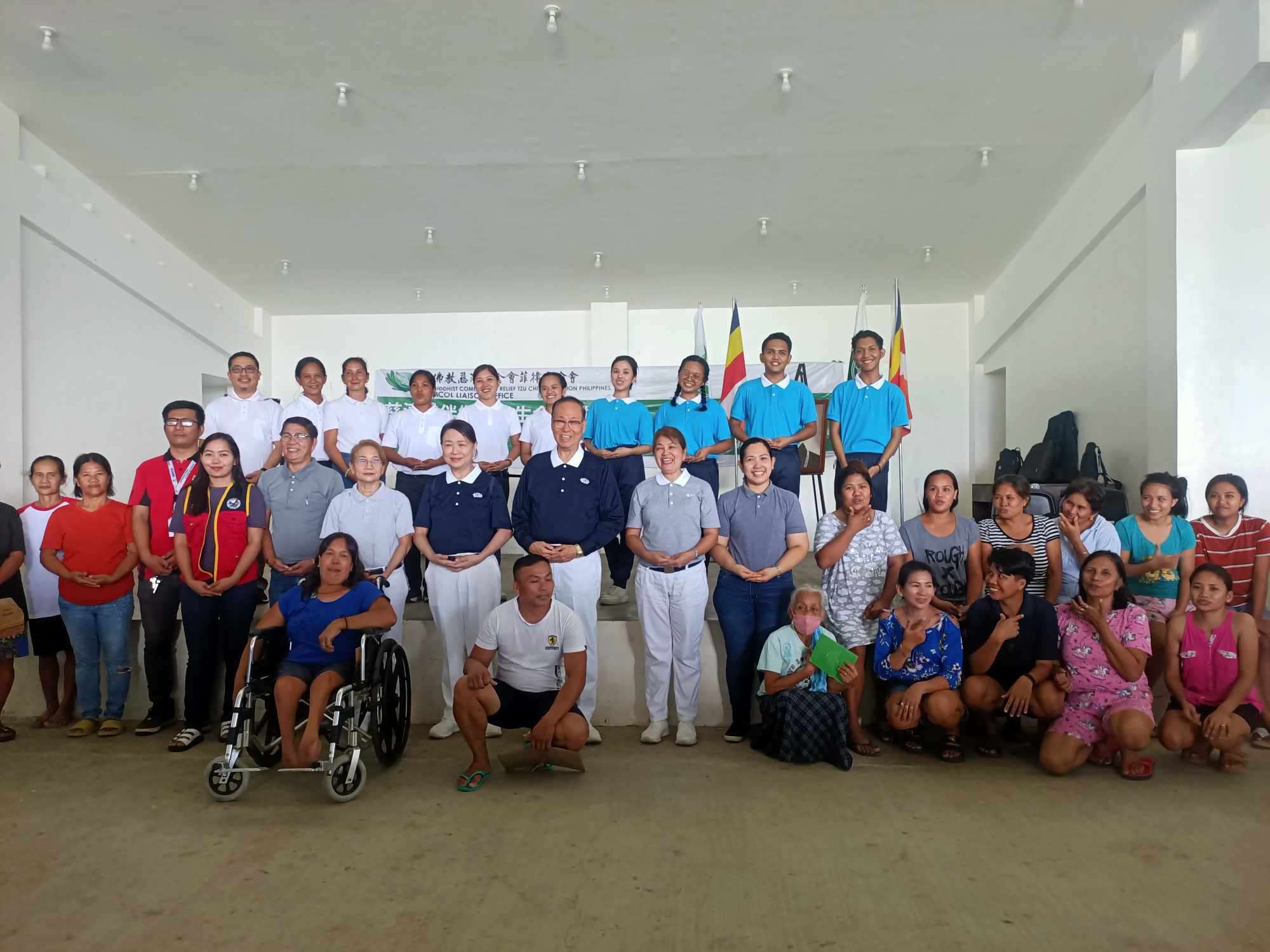 Extending a helping hand in times of need, Tzu Chi Bicol scholars, staff, and volunteers came together to distribute essential relief goods to evacuees in Ligao City following the Mayon Volcano eruption in 2024.