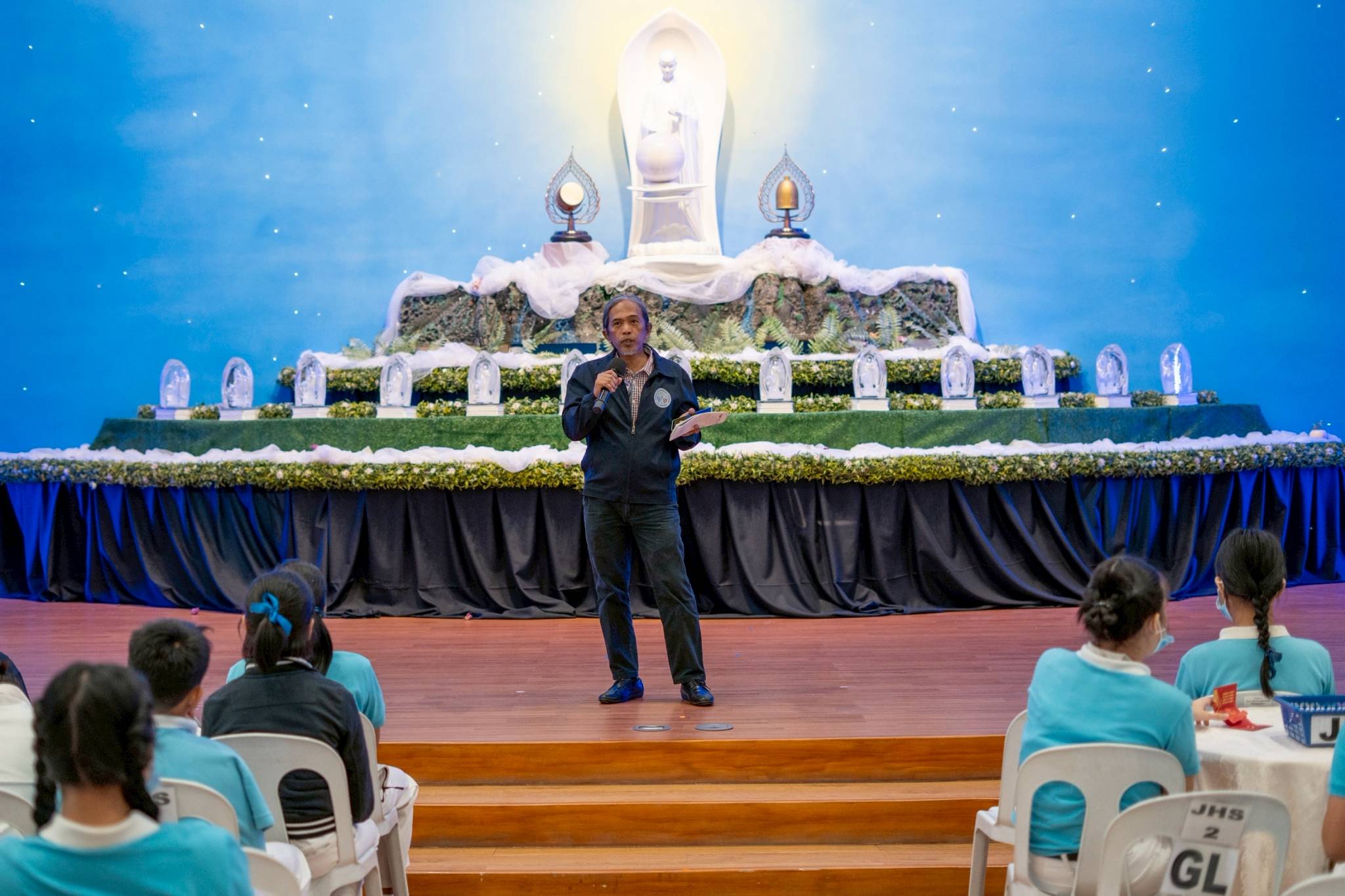 Vincent Balingan of Hard of Hearing Group Philippines gives the talk “Breaking Barriers: Making Hearing Care Accessible to All.” 