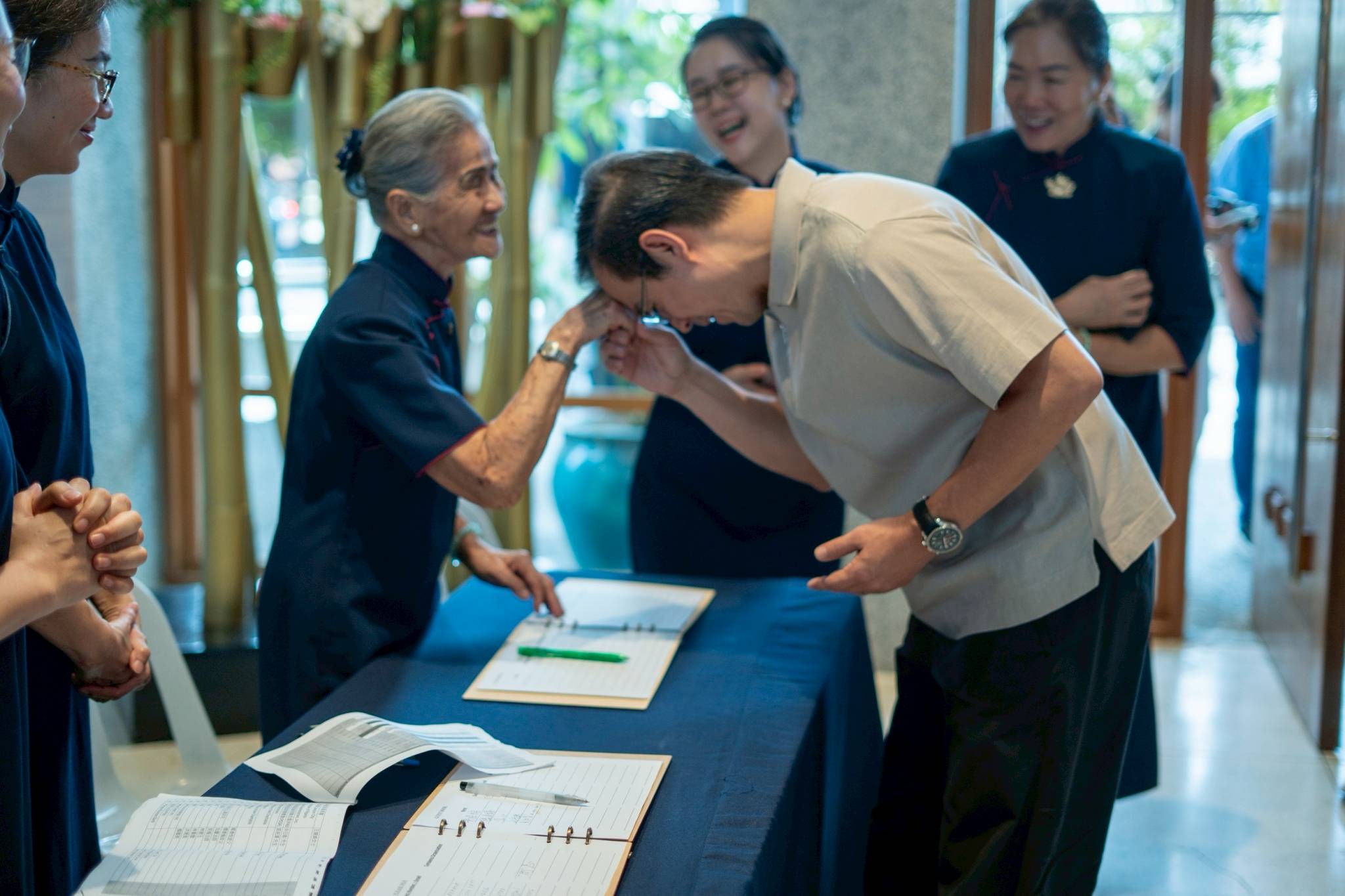 Manila City Mayor Isko Moreno pays respects to a Tzu Chi volunteer upon his arrival for the groundbreaking ceremony. 